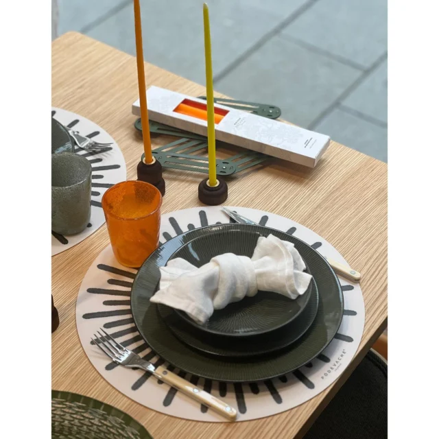 La collection d’assiettes HYPNOSE s’enrichit d’une nouvelle teinte kaki, désormais disponible en boutique ! ✨

#medartdenoblat #sompex #artdelatable🍽 #tabledeco #ideecadeau #ideedecoration #orange #nouveauté #maisonsimon #rennesmétropole