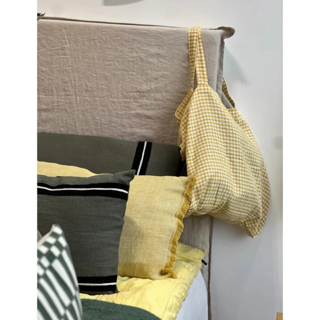 Nouvelle vitrine fraîchement installée ! Des couleurs vibrantes et des objets design à découvrir en magasin! 

#vitrinevisual #ideecadeau #ideedecoration #artdelatable🍽 #hoptimistdenmark #interiordesigner #maisonsimon #rennes