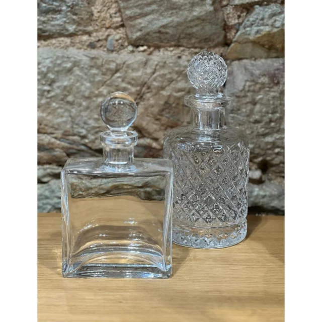 Deux nouvelles carafes viennent d’arriver en boutique. 
Parfaites pour sublimer vos dégustations! 🤍

#artdelatable🍽 #carafe #dégustation #idéedeco #design #ideecadeau #maisonsimon #rennes