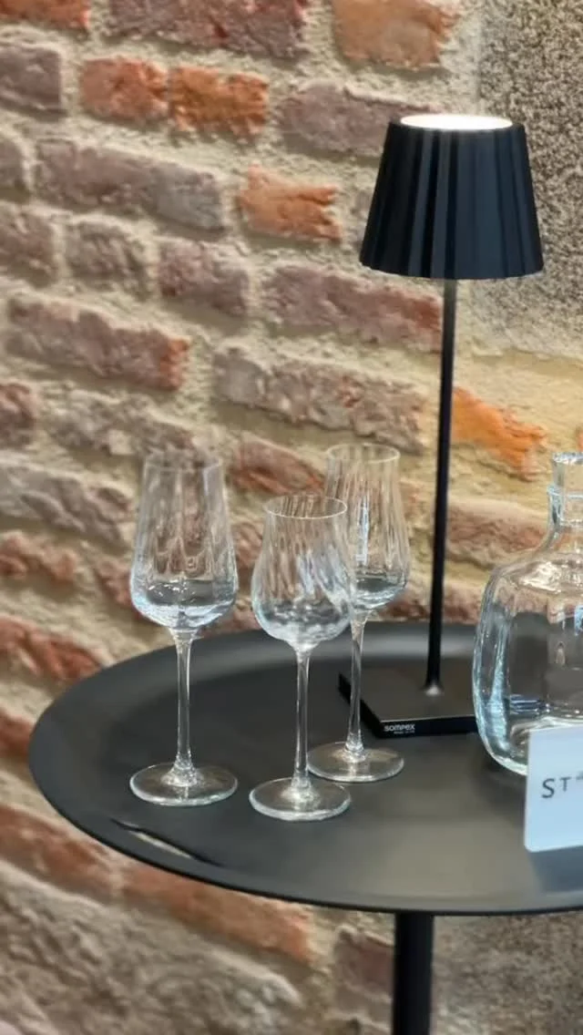 Découvrez la collection Twist 1586 de Saint-Louis : Des verres conçus pour révéler chaque nuance de vos spiritueux. Le flacon assorti, vendu séparément, complète cet art de la dégustation. ✨

#artdelatable #interiordesign #décorationintérieur #design #idéedéco #idéecadeau #saintlouis #rennes #maisonsimon