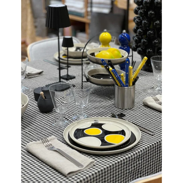 Une table qui ose le contraste et la couleur ! ✨

#artdelatable🍽 #designinspiration #idéecadeau #ideedecoration #vaiselle #tendence #graphicdesign #rennes #maisonsimon