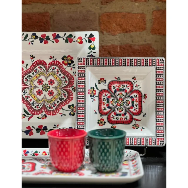La collection Chance Folle de la Faïencerie de Gien ! 

Imaginée par Nathalie Farman-Farma. Inspirée des foulards folkloriques et du trèfle à quatre feuilles, elle réinvente ce symbole porte-bonheur en une ribambelle de motifs colorés, évoquant la joie et l’optimisme. 🍀✨

#gien #chancefolle #artdelatable🍽 #madeinfrance #designfrançais #vaiseille #ideedeco #ideecadeau #designinspiration #maisonsimon #rennes